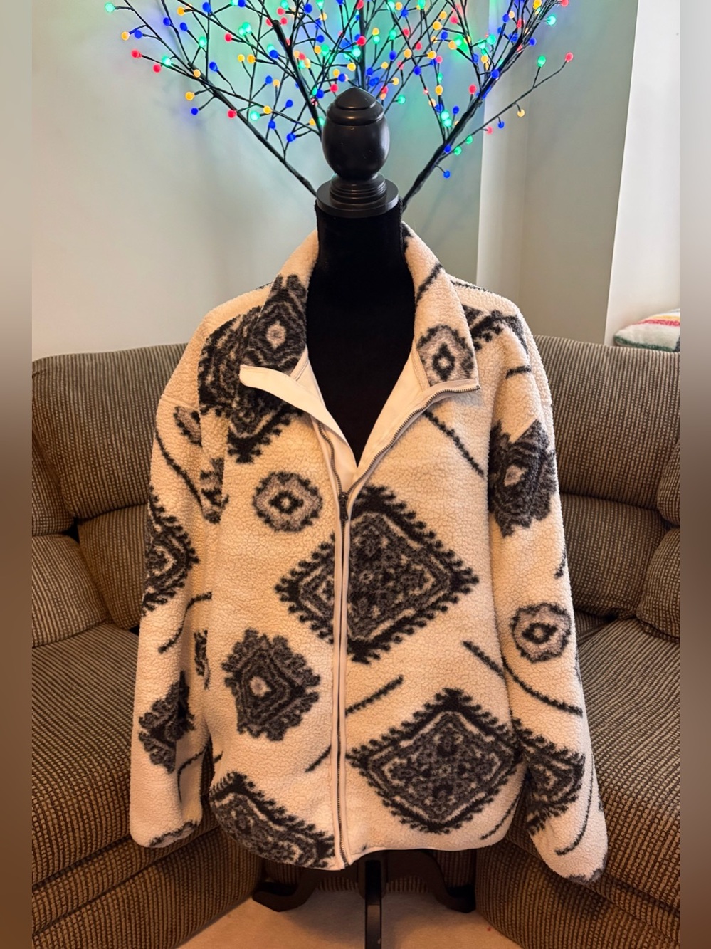 ✨✨Old Navy Cream Sherpa Jacket with Black Diamond Print